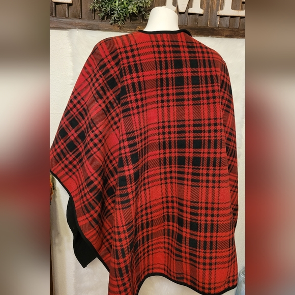 Woolrich Reversible Shaw Poncho - Picture 3 of 5